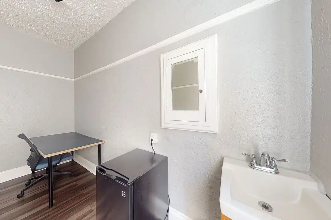 Singles rooms on Shattuck Ave, near UC Campus! Free Wi-Fi on Shattuck Ave! – photo 1
