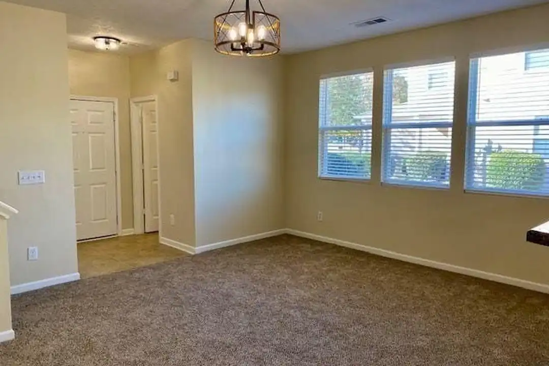 322 Oak Leaf Pl - More