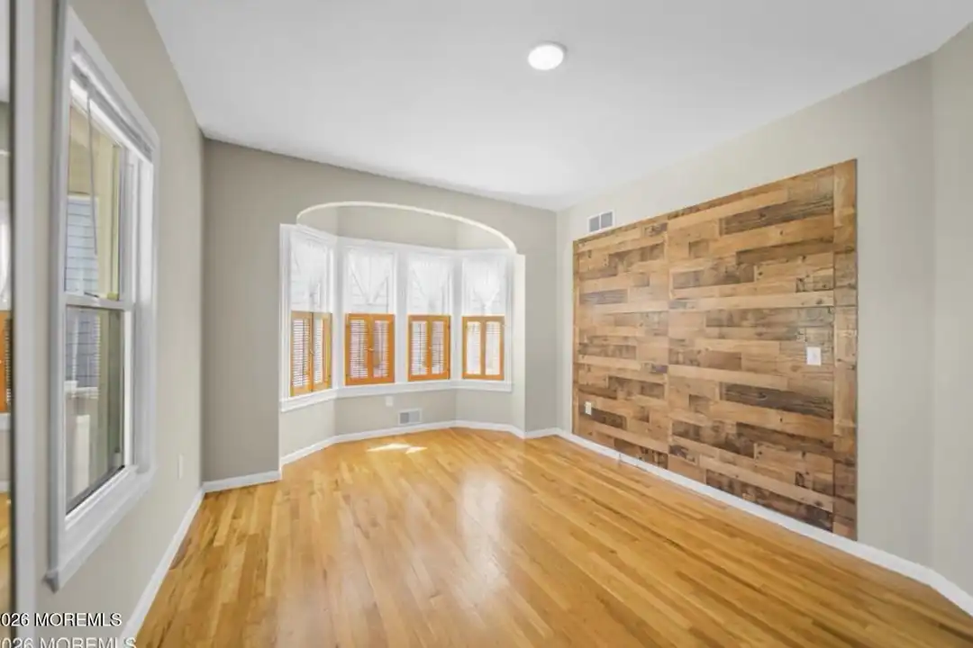 607 McClellan St - More