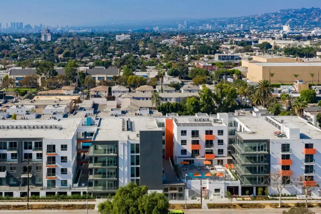 525 N Wilton Pl unit 409 - View 2