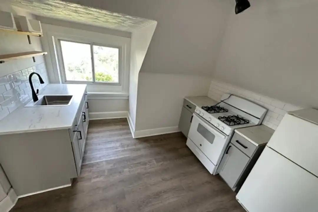 753 Rossmore Ave unit 3 – photo 1