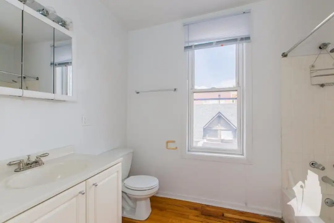 2315 N Southport Ave - Bild 3