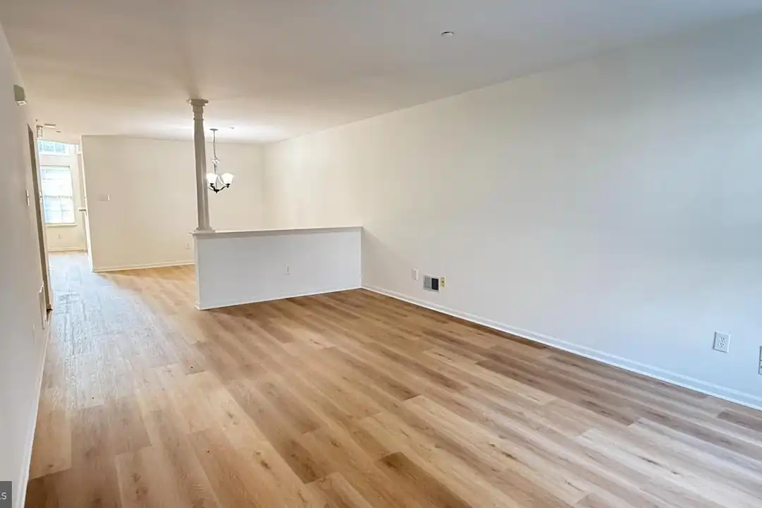 207 Lookout Pl - View 4