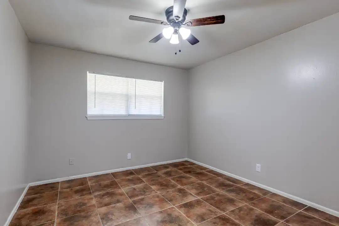 3000 MacArthur Dr - View 4