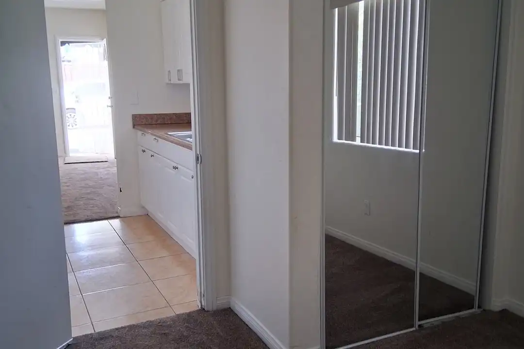 Apartment in Long Beach - View 3