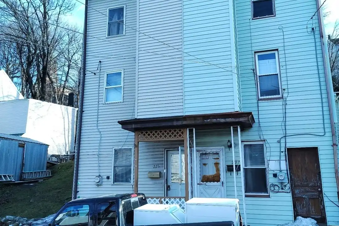 225 Laurel St – photo 1 of 5