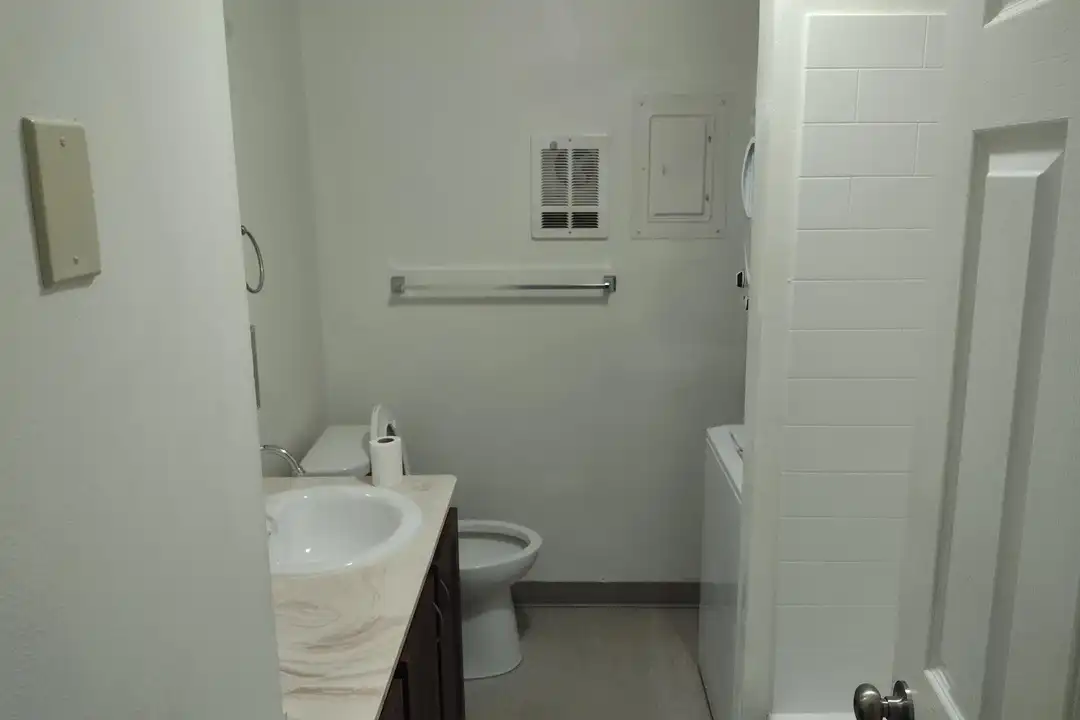 875 1st St - More