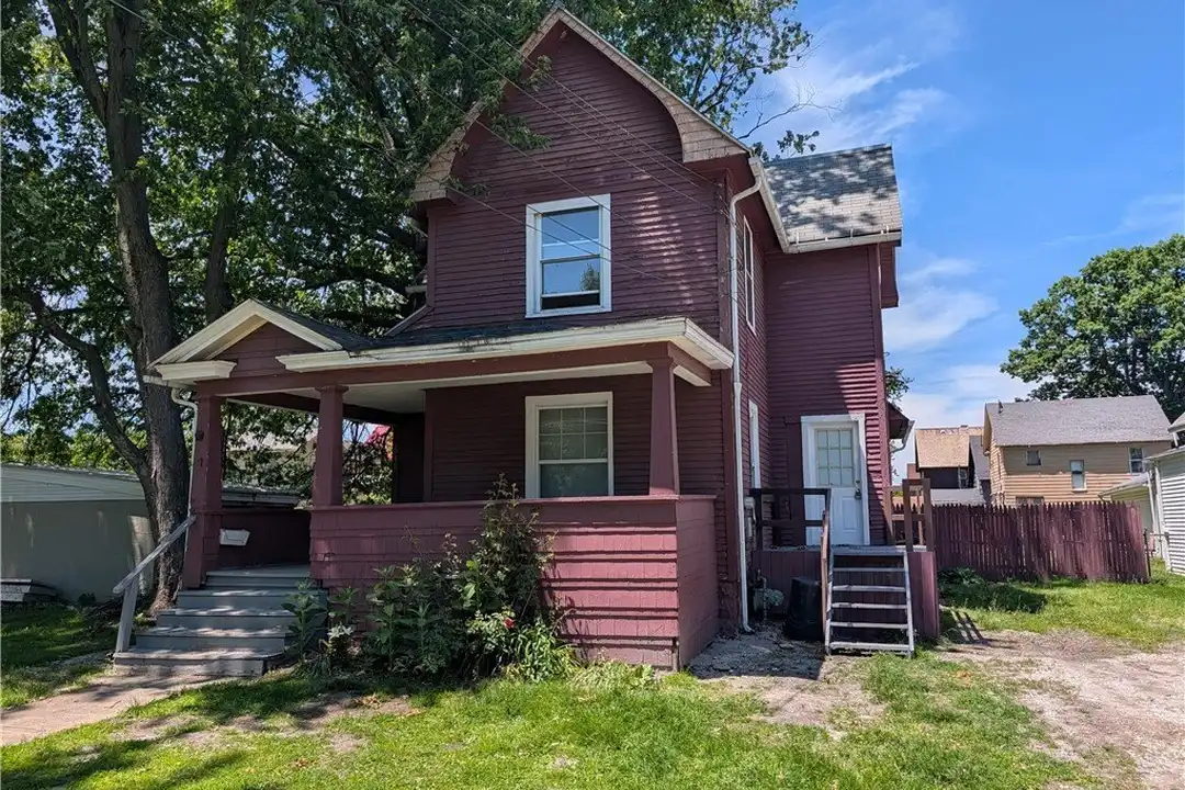 545 W 36th St – photo 1 of 10