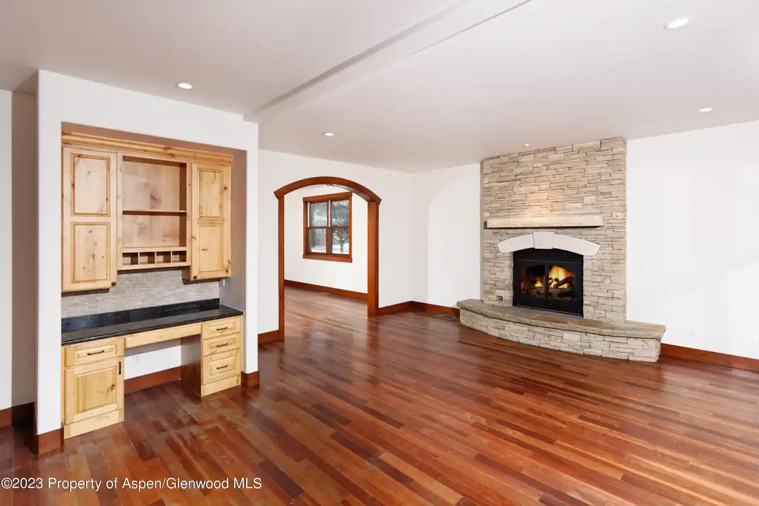 210 Juniper Ct - More