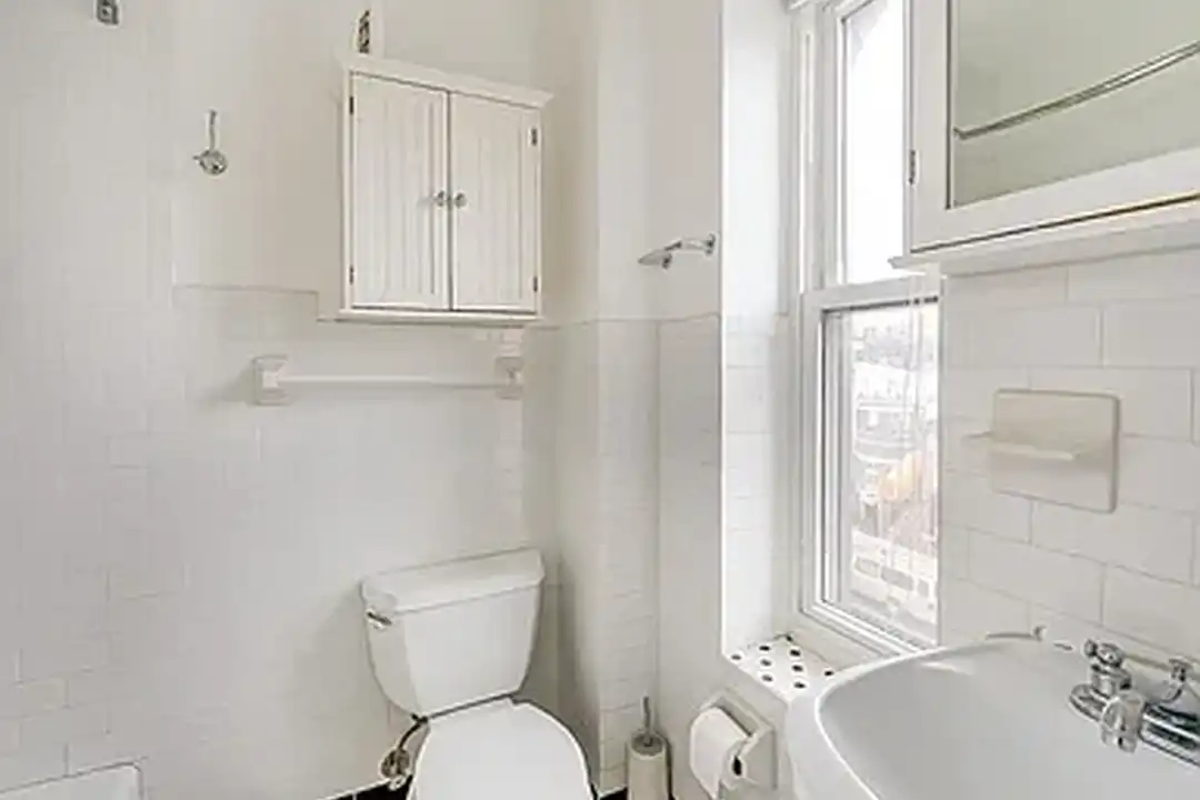 Apartment in Washington - View 5