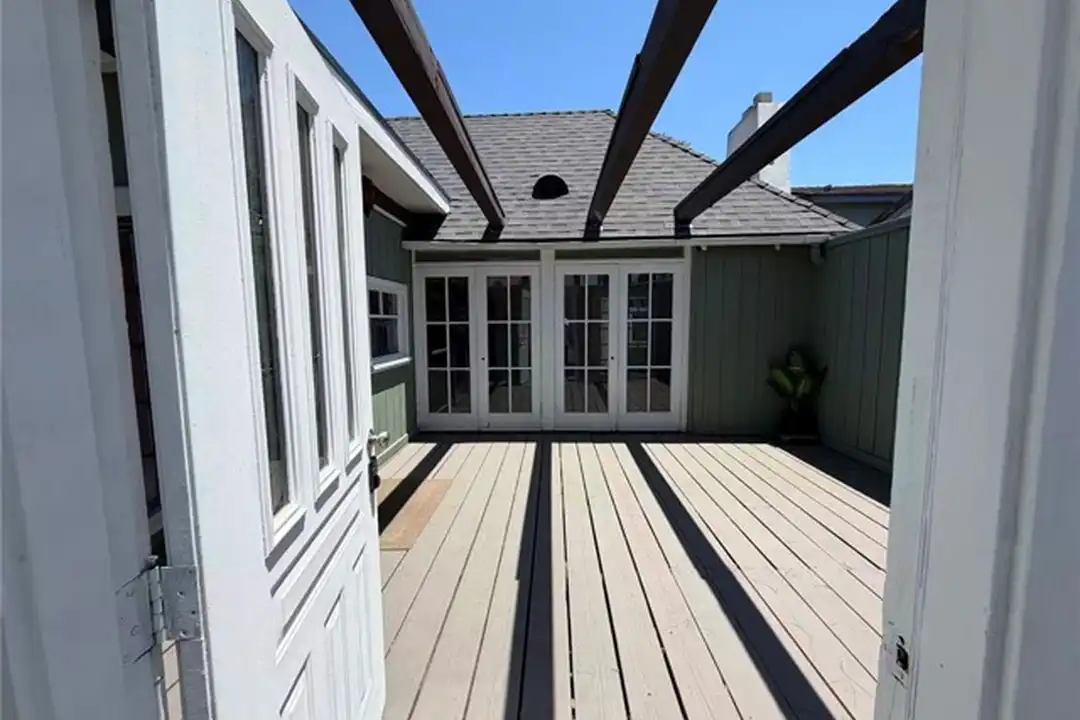 5738 Agnes Ave - View 3