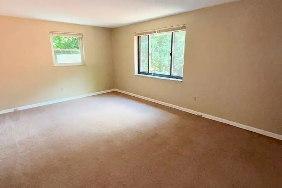 3447-3453 Evergreen Rd unit 3451 Evergreen apt 15 – photo 1