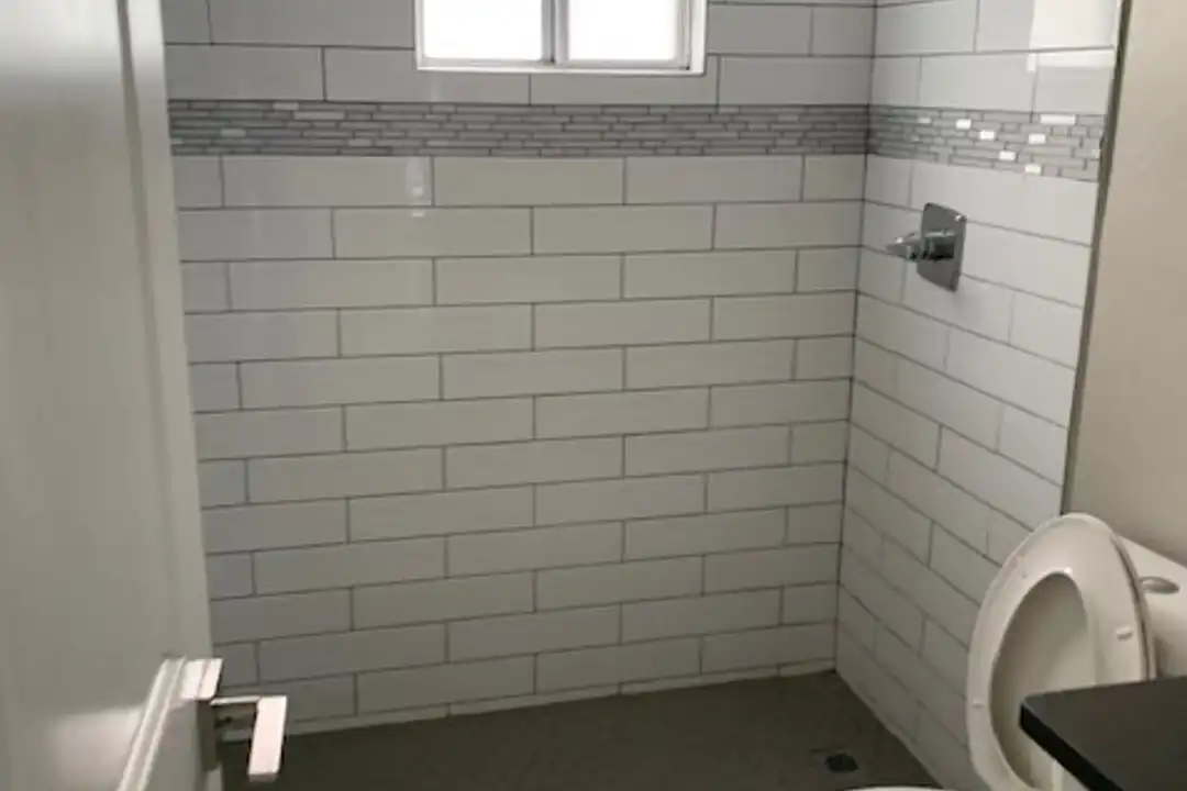 714 E 10th St unit 12 - More