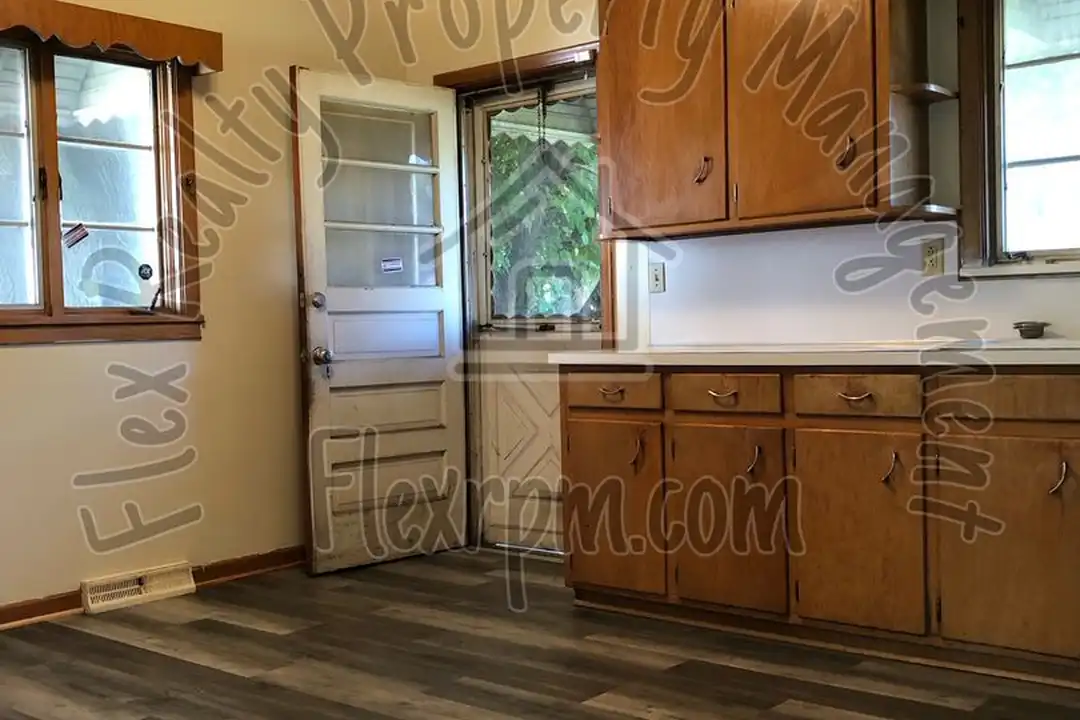 227 Everett St – photo 1