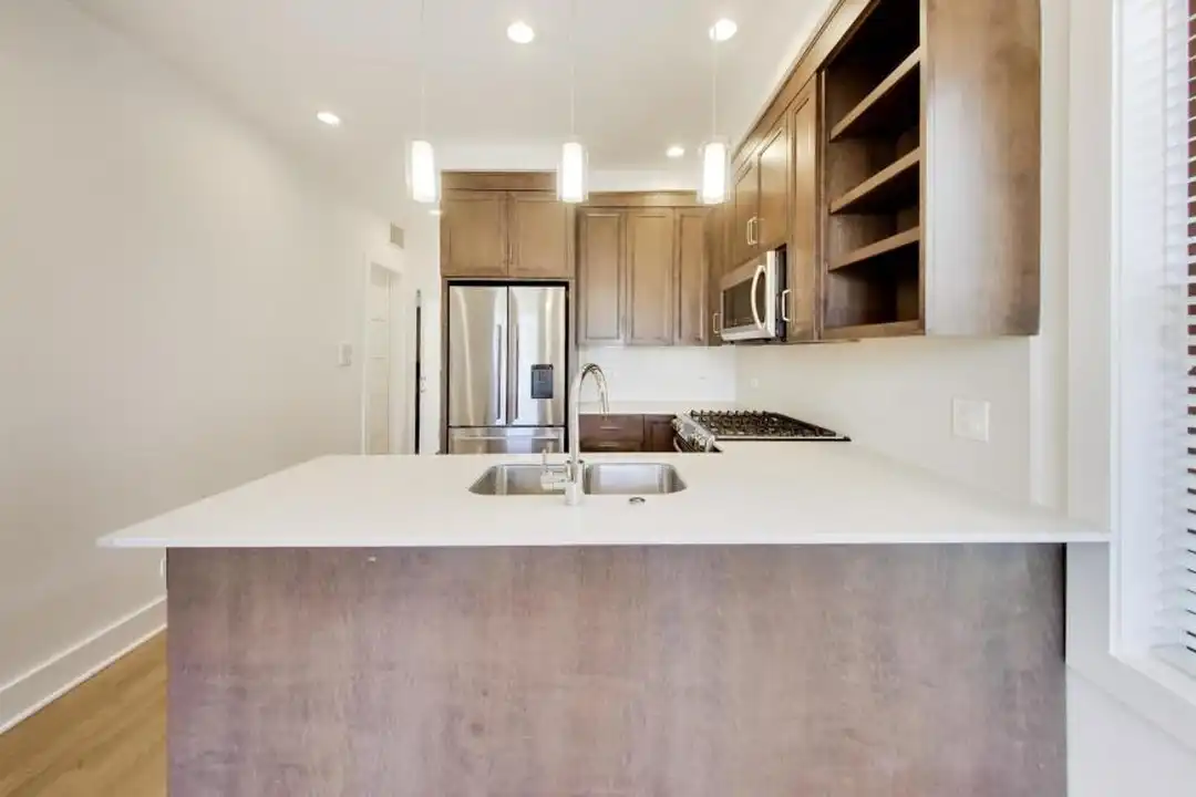 2132 N Oakley Ave - View 6