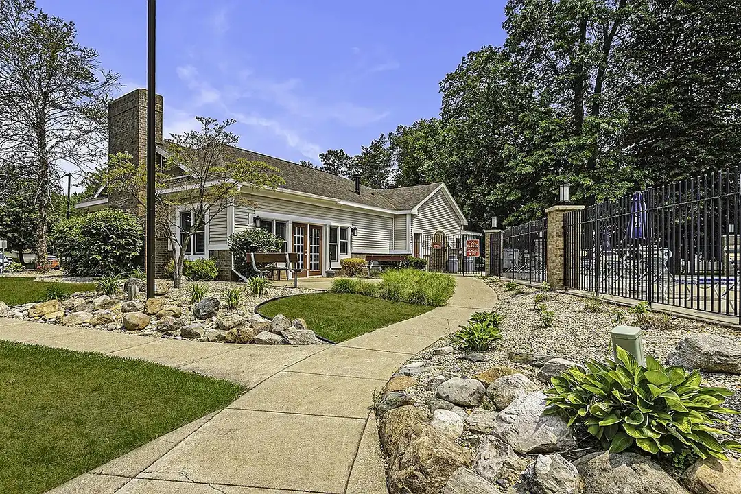 Orchard Lakes Apartments – photo 1