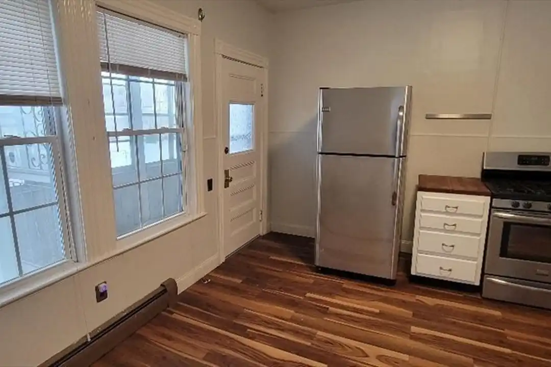 158-160 Roslindale Ave unit 1 - More