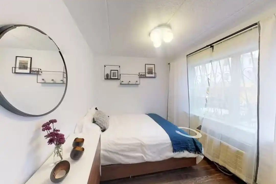 Private Bedroom in 5 Bedroom/3 Bathroom Home – photo 1 of 5