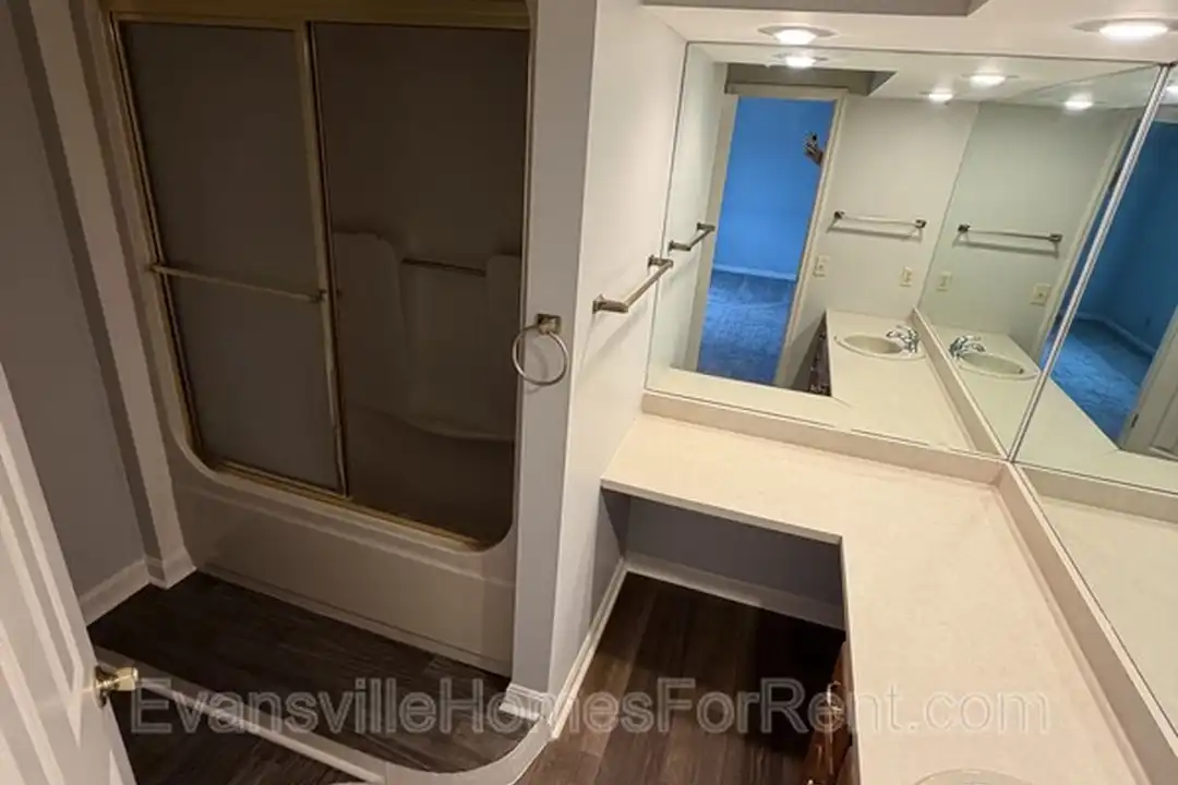 Apartment in Evansville - More