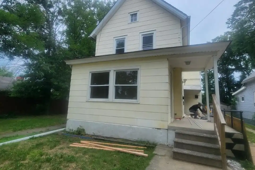 310 W Grape St #2 – photo 1 of 13