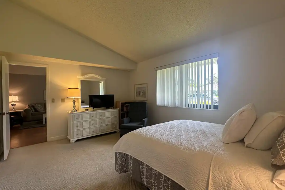 305 Club Dr - More