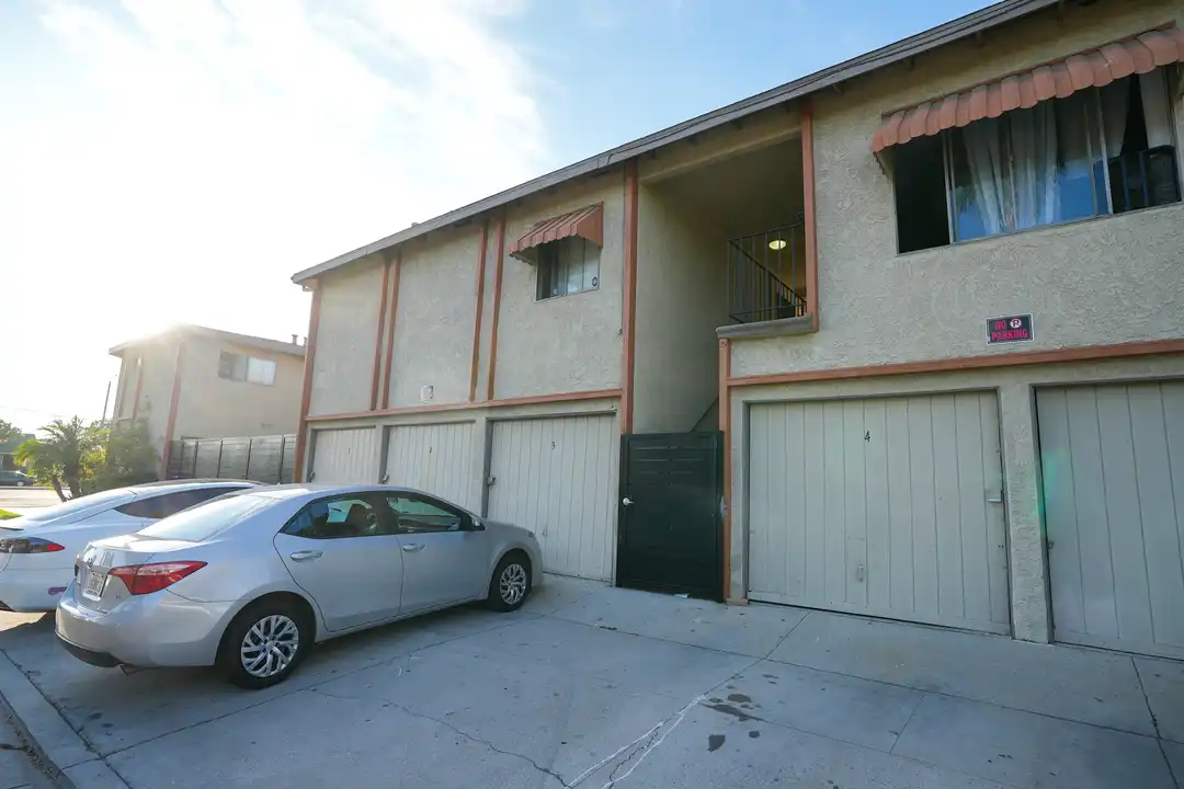 4500 N Lakewood Ave - View 4