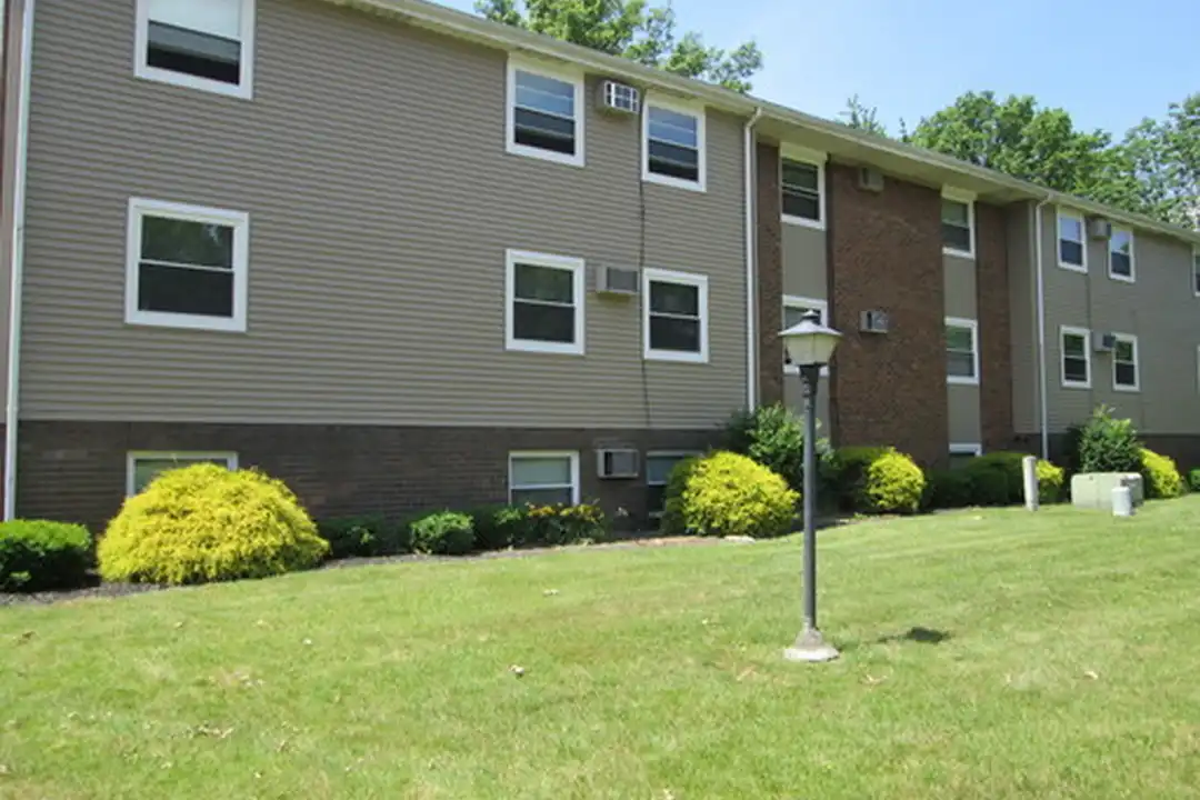 273 Maplewood Dr unit 273-106 – photo 1 of 18
