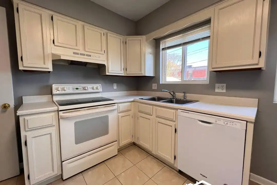 802 SW 3rd St - More