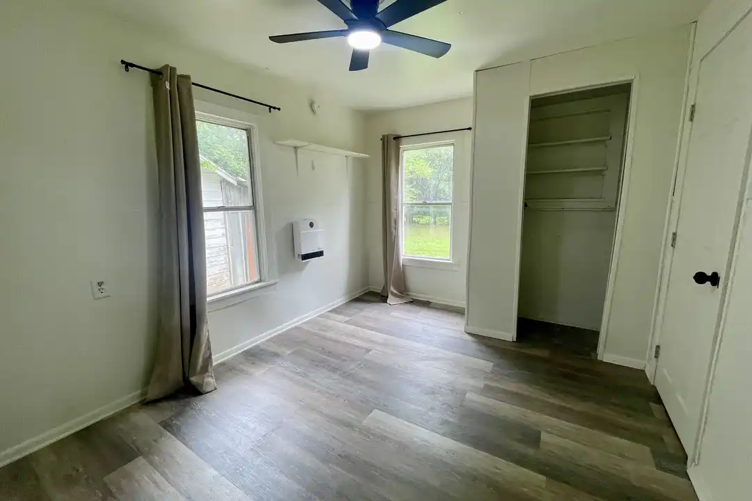 705 N 9th St - More