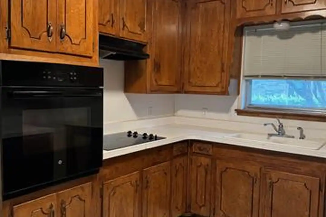 1004 Oakwood Dr - View 3