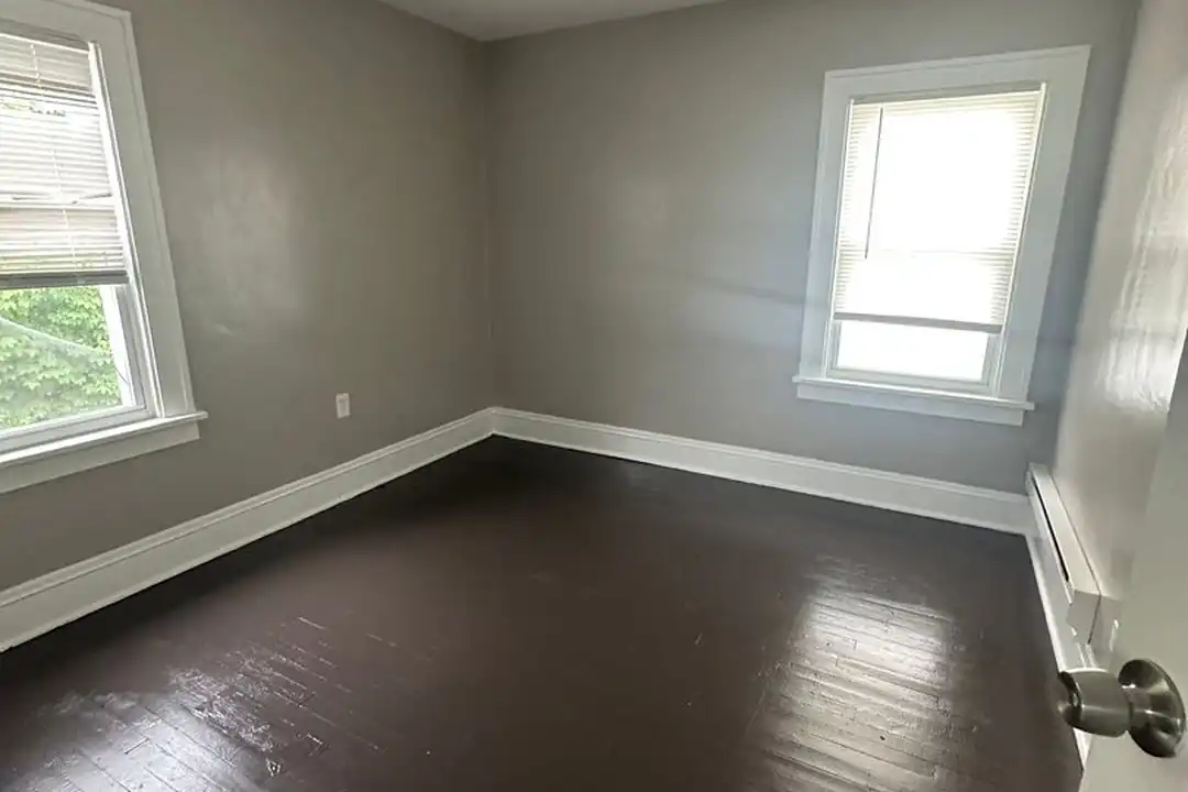906 E 130th St - View 2