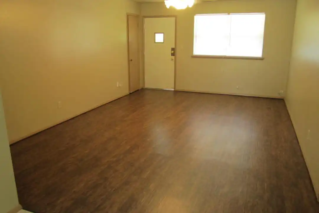 8313 NW 37th St - View 2