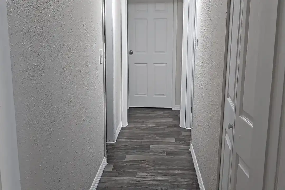 Crystal Court Apartments – photo 1