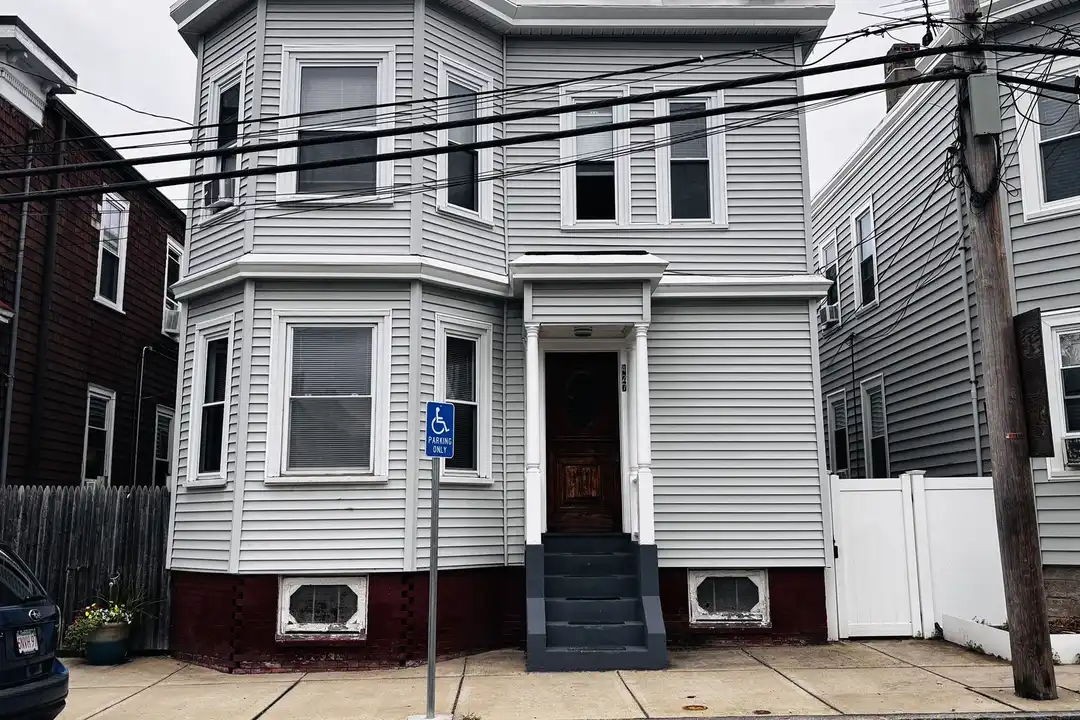 427 Winthrop St unit 1 – photo 1