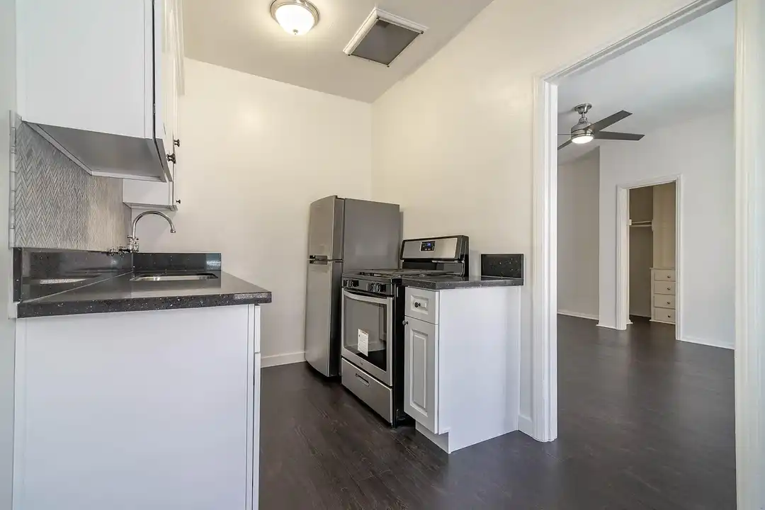 Apartment in Los Angeles, Los Feliz - View 3