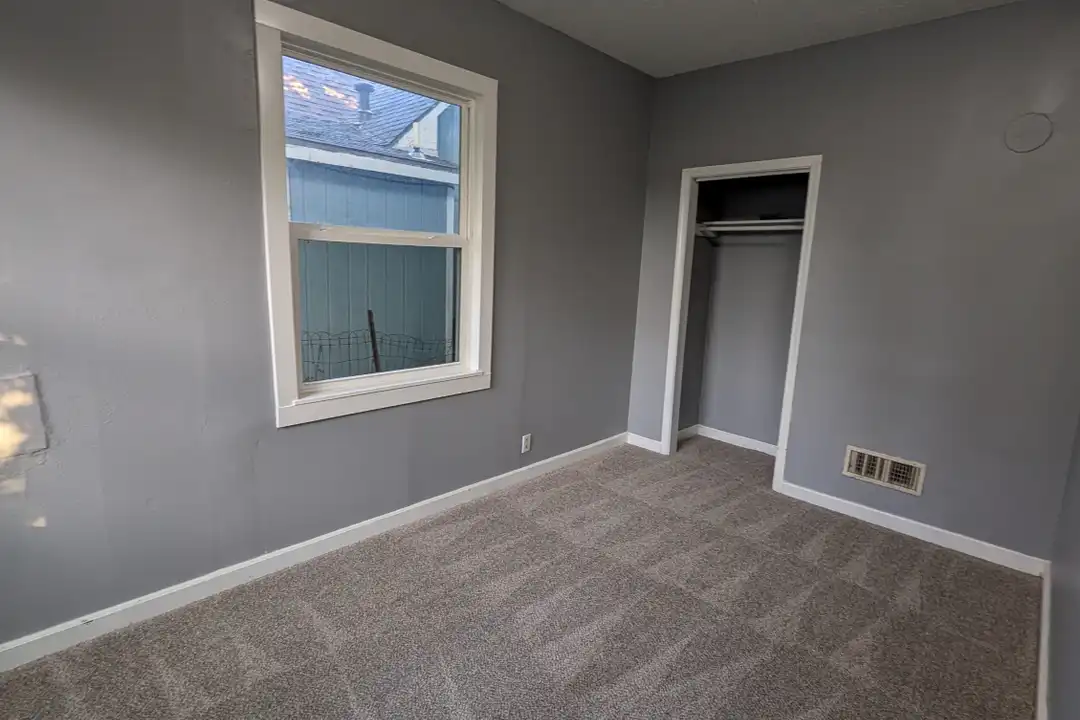 1011 NE Seward Ave - View 3