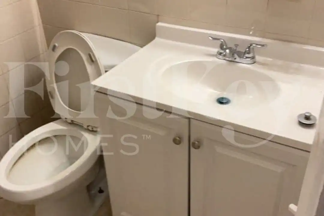 1324 N Powers Dr - More