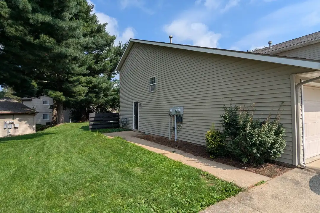 871 Kerns Dr NE unit Apt A – photo 1 of 2