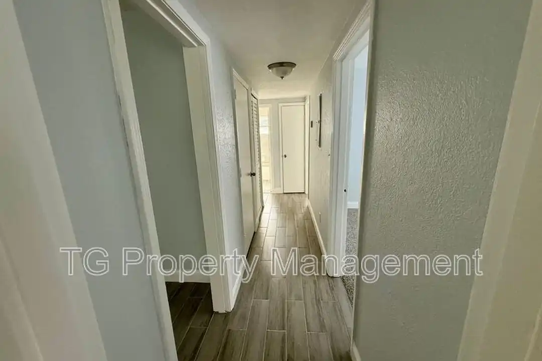 4721 E Castlewood Dr – další