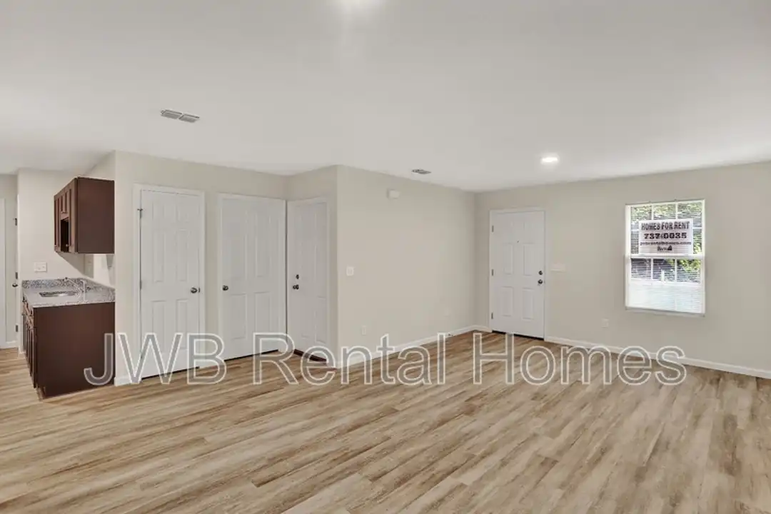 8008 Railroad Ave – pohled 3