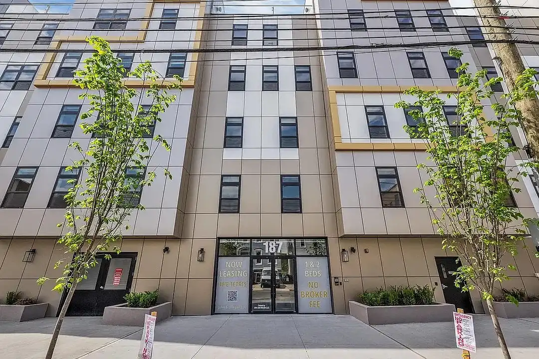 Apartment in Jersey City - View 2