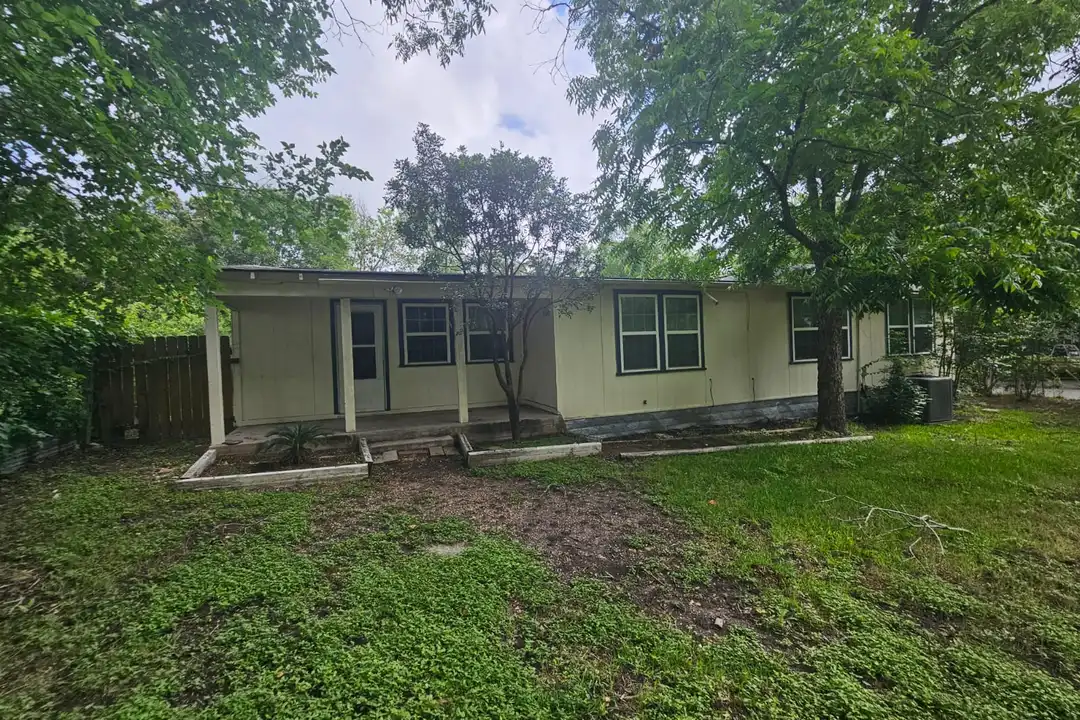 907 Neches St – photo 1