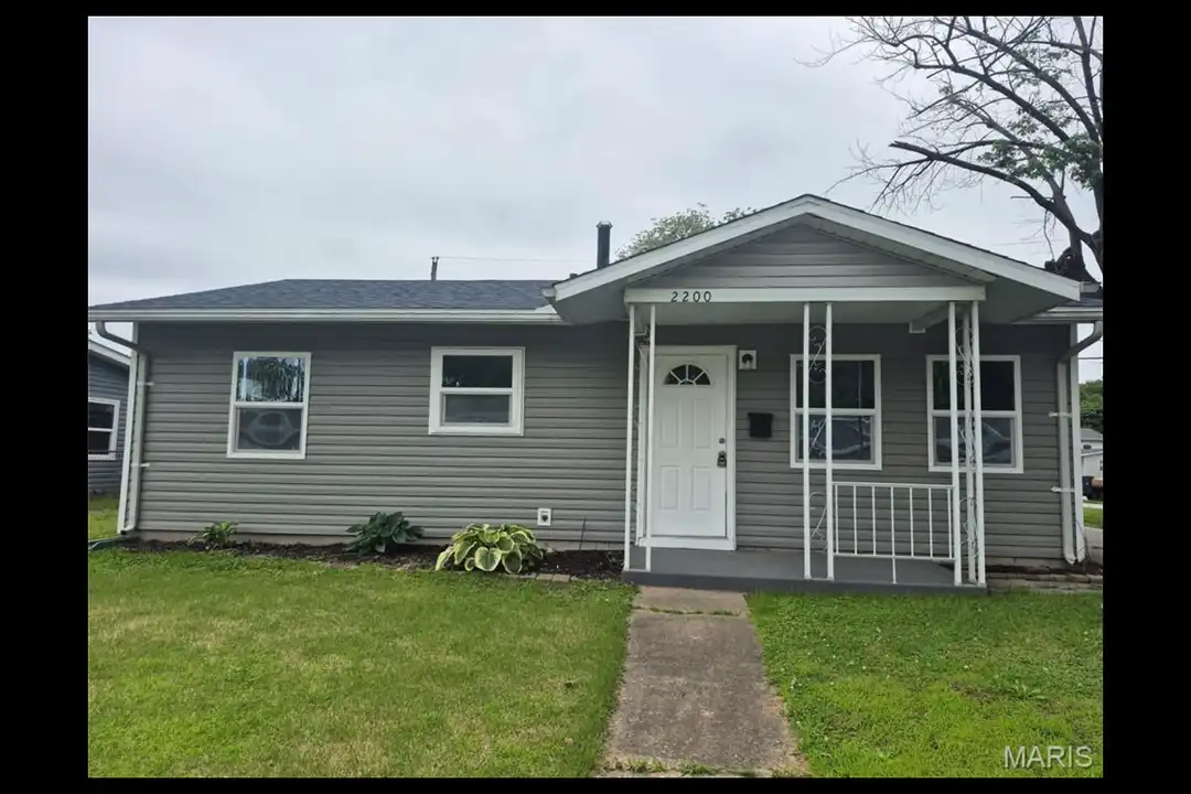 2200 Glen Dr – photo 1 of 16