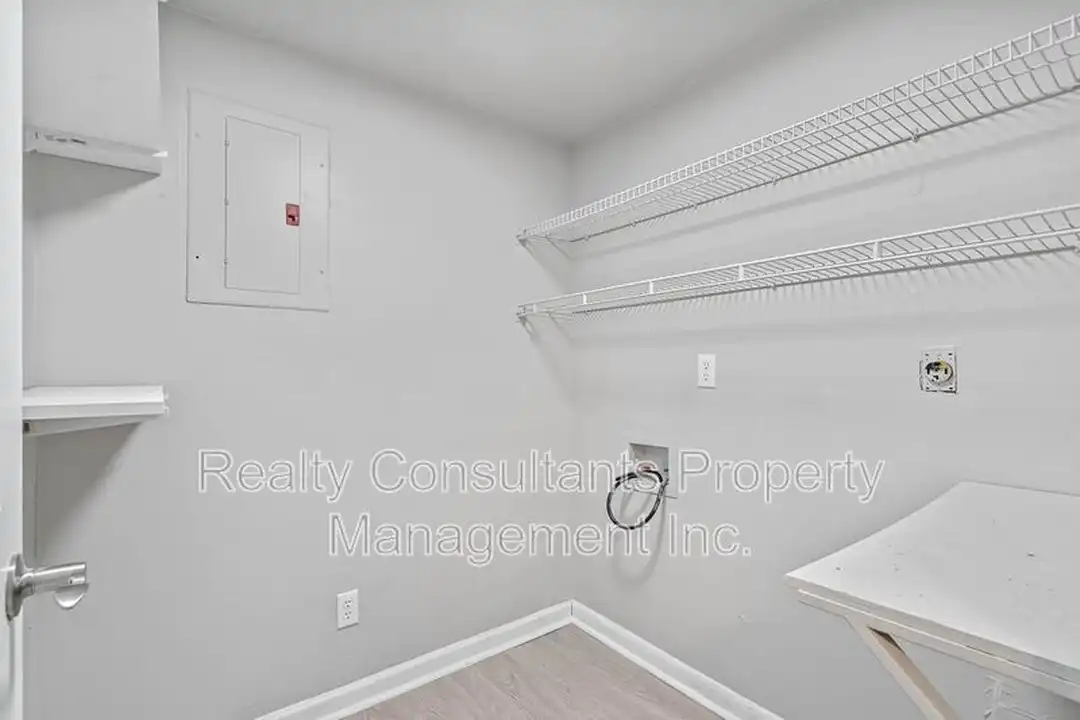 604 E Iredell Ave unit 2 - More