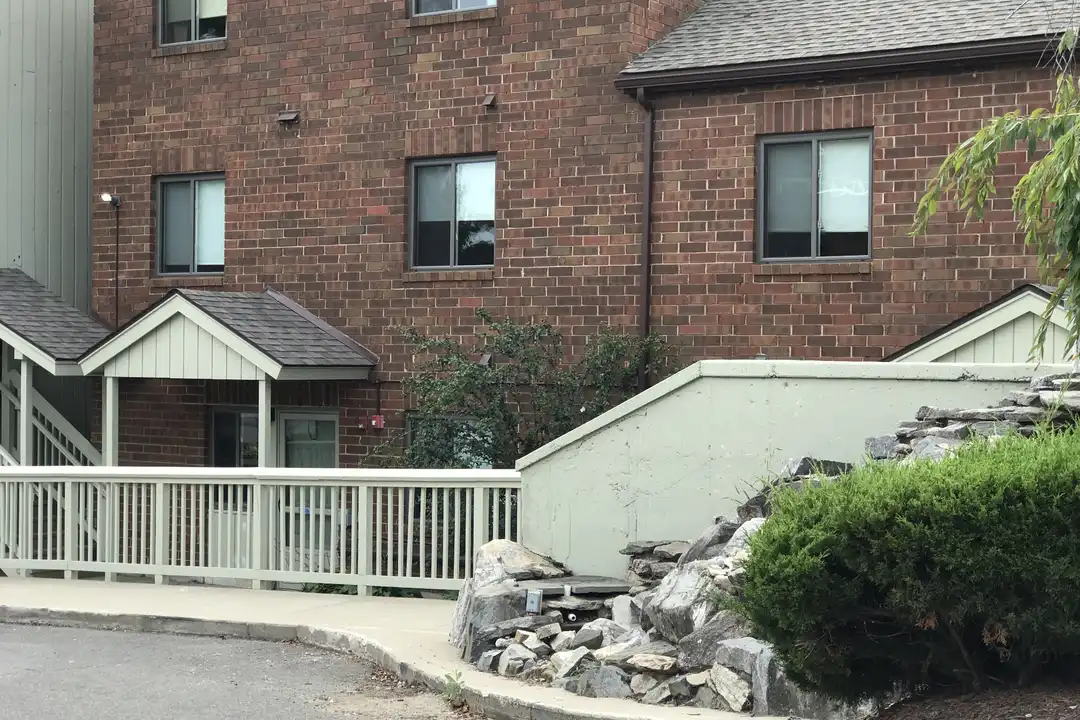 92 Cedar St – photo 1 of 5