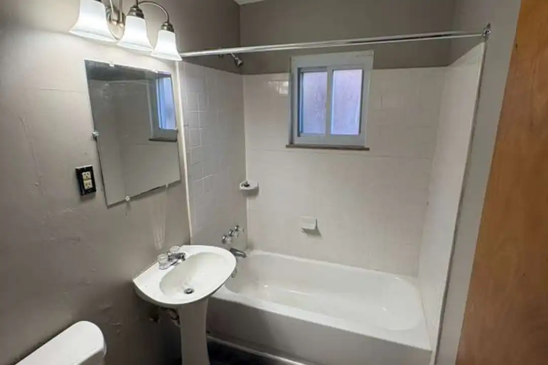 Apartment in Cleveland, Lee-Harvard, Cuyahoga - More