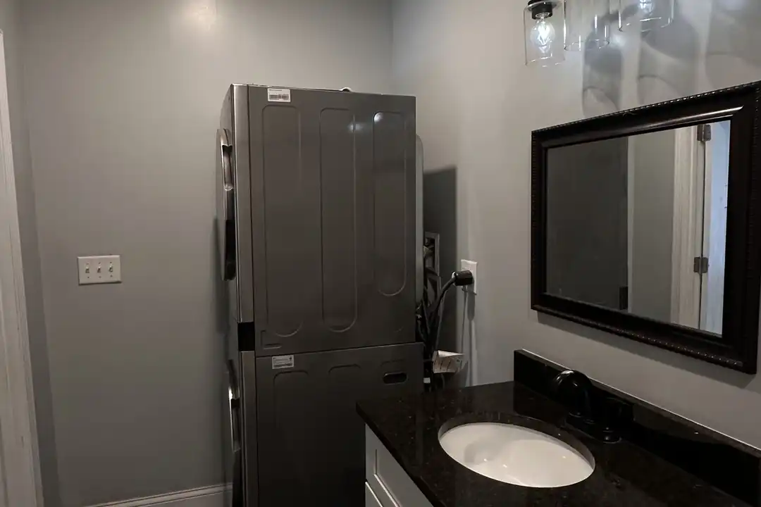 1143 15th Ave SE unit 2 – další