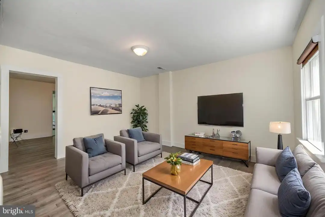 319 1/2 Wolfe St - View 6