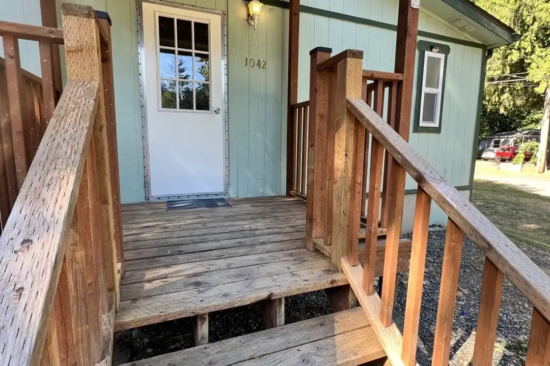 1042 Clubhouse Ln SE - More