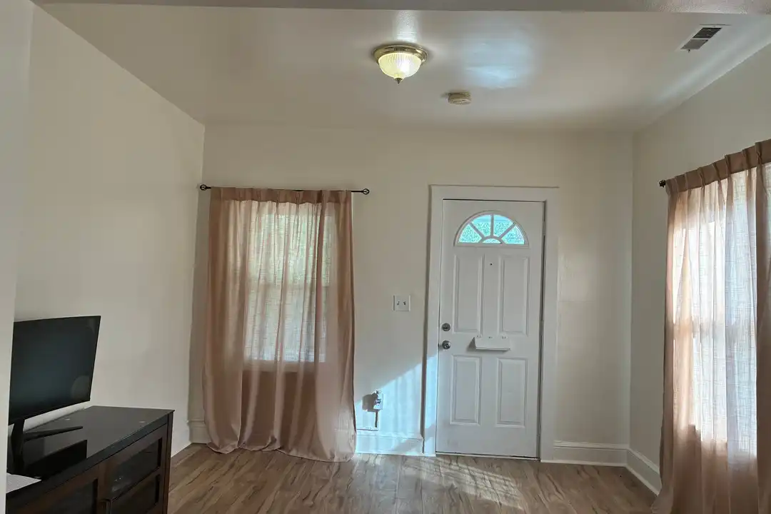 574 49th Pl NE unit Upper – photo 1